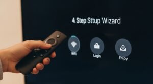 Eine Nahaufnahme einer Fernbedienung und eines Fernsehbildschirms, der einen einfachen Installationsprozess für eine IPTV-App zeigt.